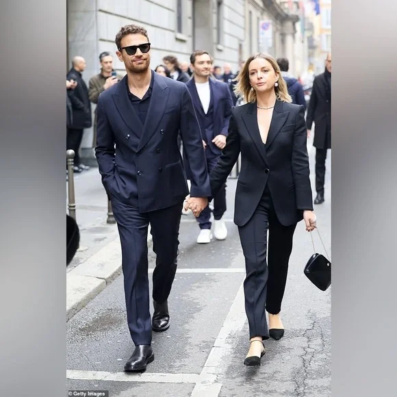 Navy Double-Breasted Men's suit 36S to 38S includes pocket square and shirt - Picture 3 of 16